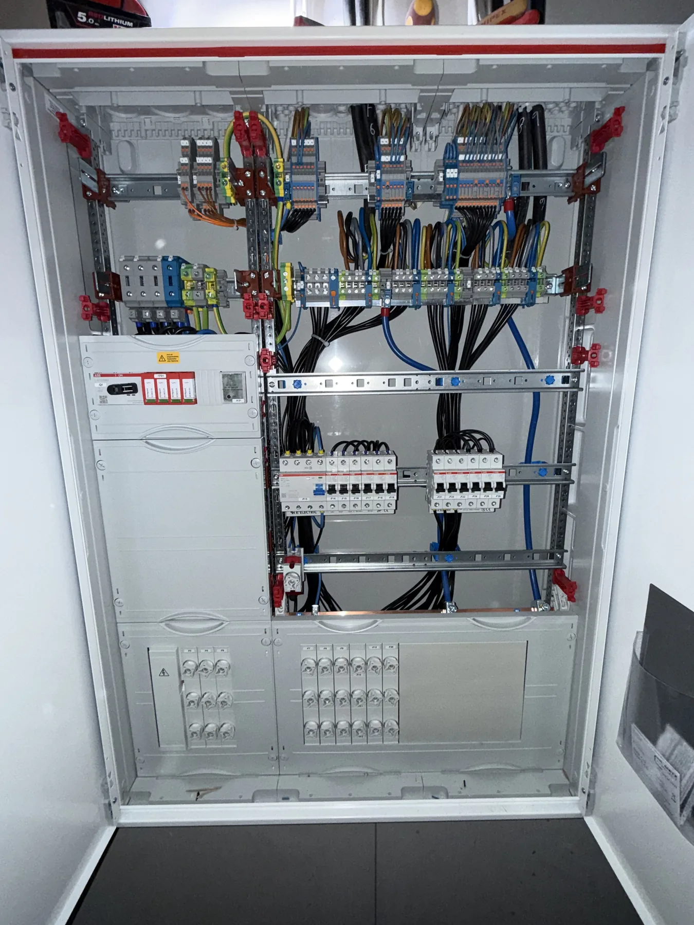 Kompletizácia domového elektrického rozvádzača